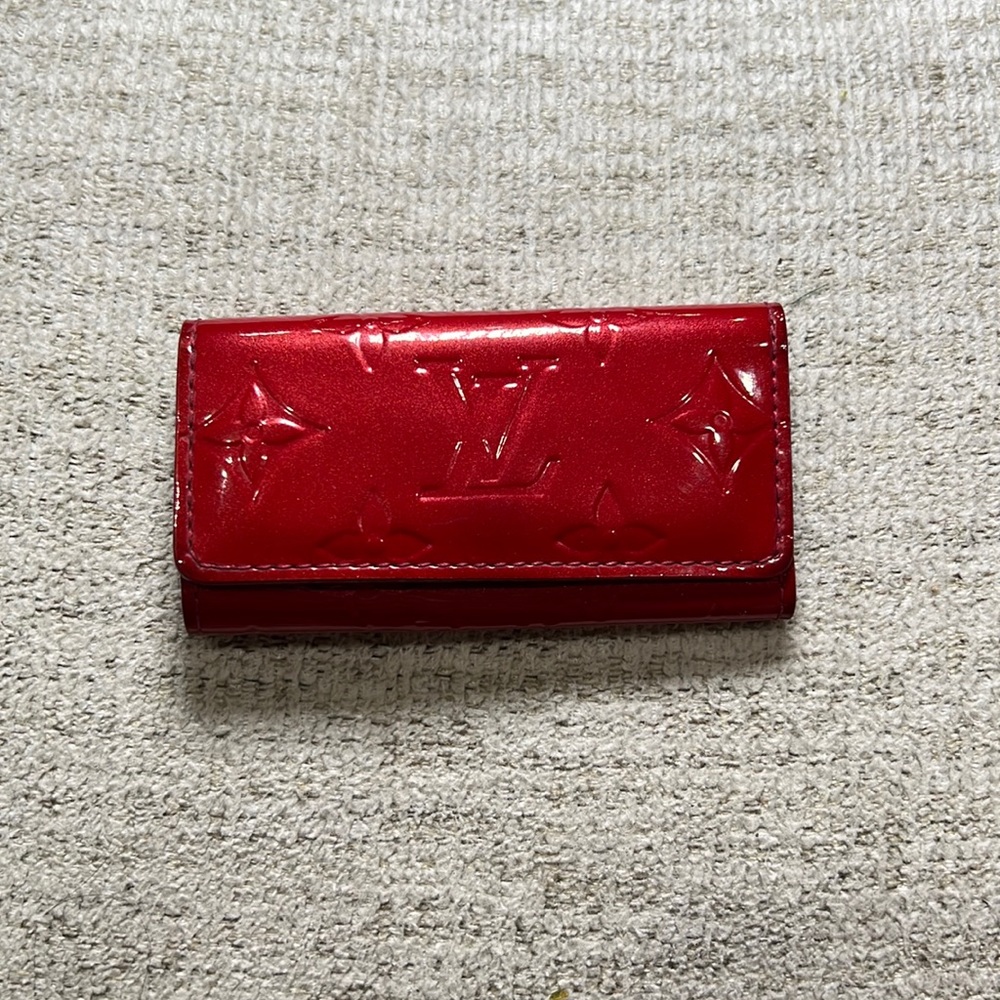 Live: Louis Vuitton Red Vernis 4 Key Holder. 100% authenticity guarantee